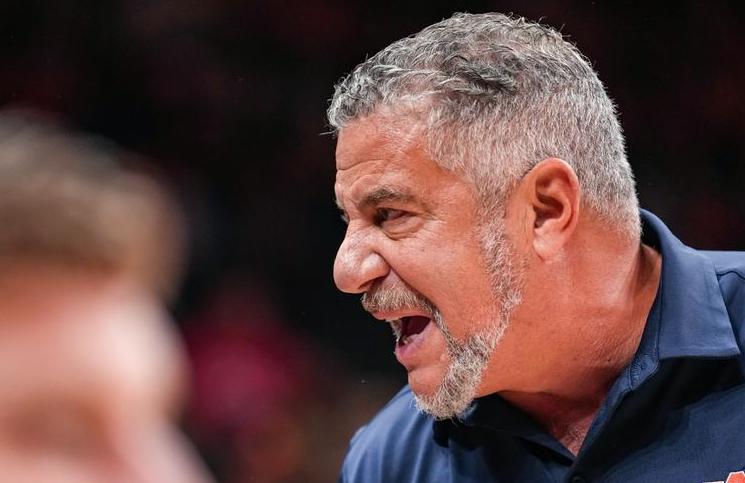 Bruce Pearl Upset With Officiating After Loss to Tennessee